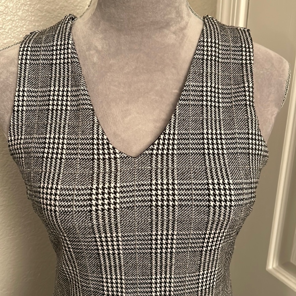 🔥Banana Republic plaid mini dress. Black and white, v-neck, sleeveless. Size 6 - Picture 5 of 9